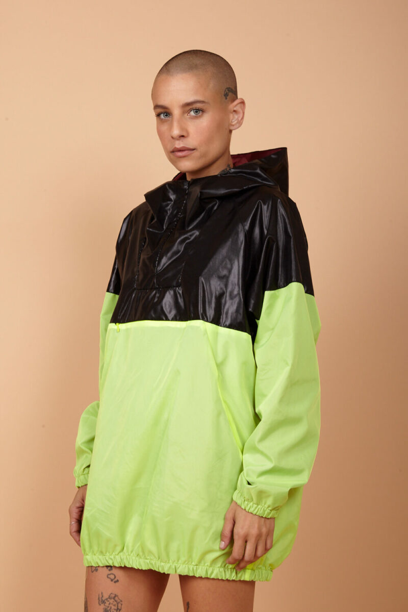 Modelo jaqueta corta vento bicolor