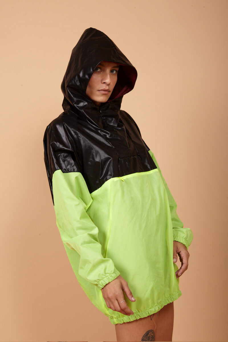 Modelo vestindo jaqueta corta vento