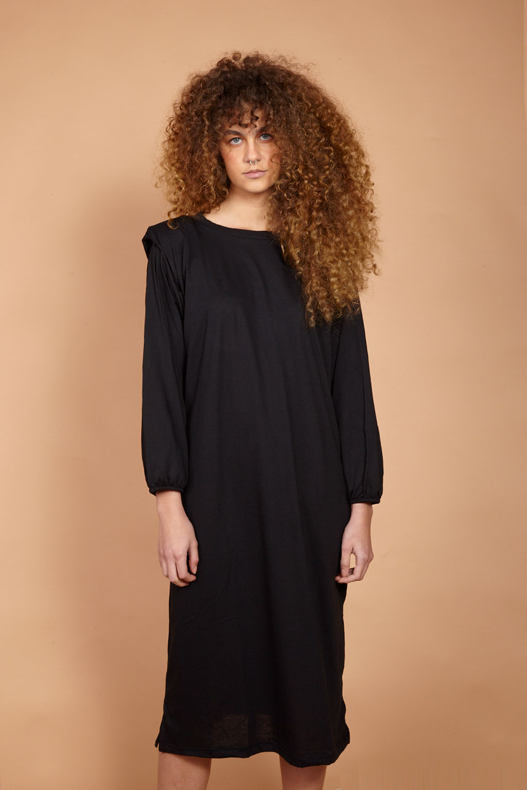Vestido AMP Ombreira de manga longa preto