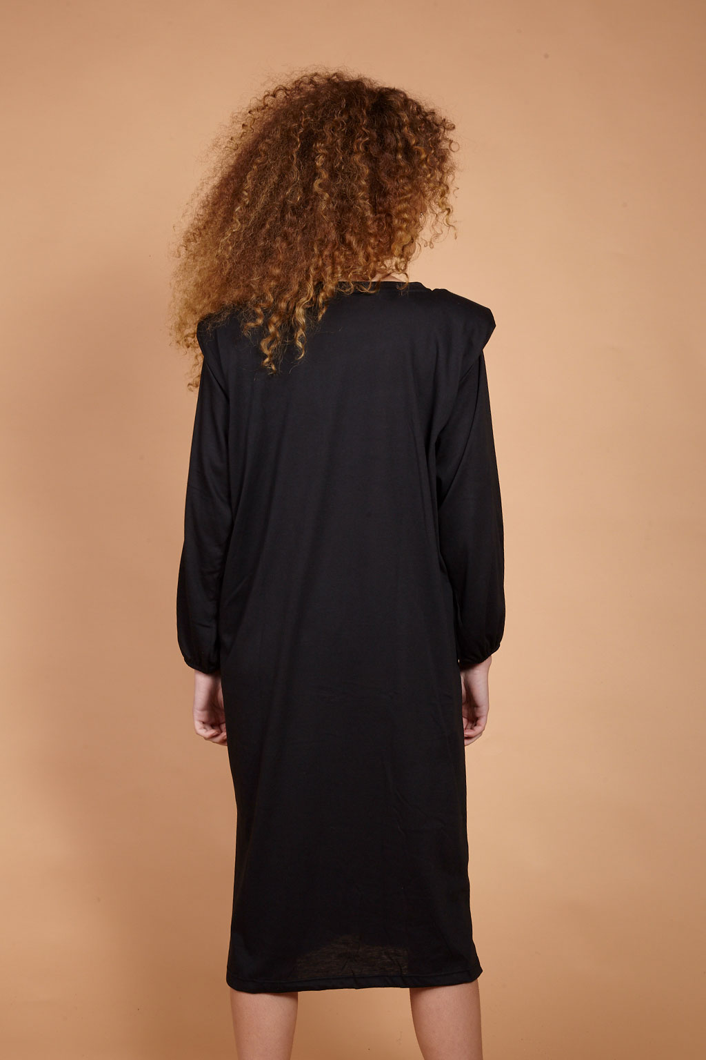 Vestido AMP Ombreira de manga longa preto