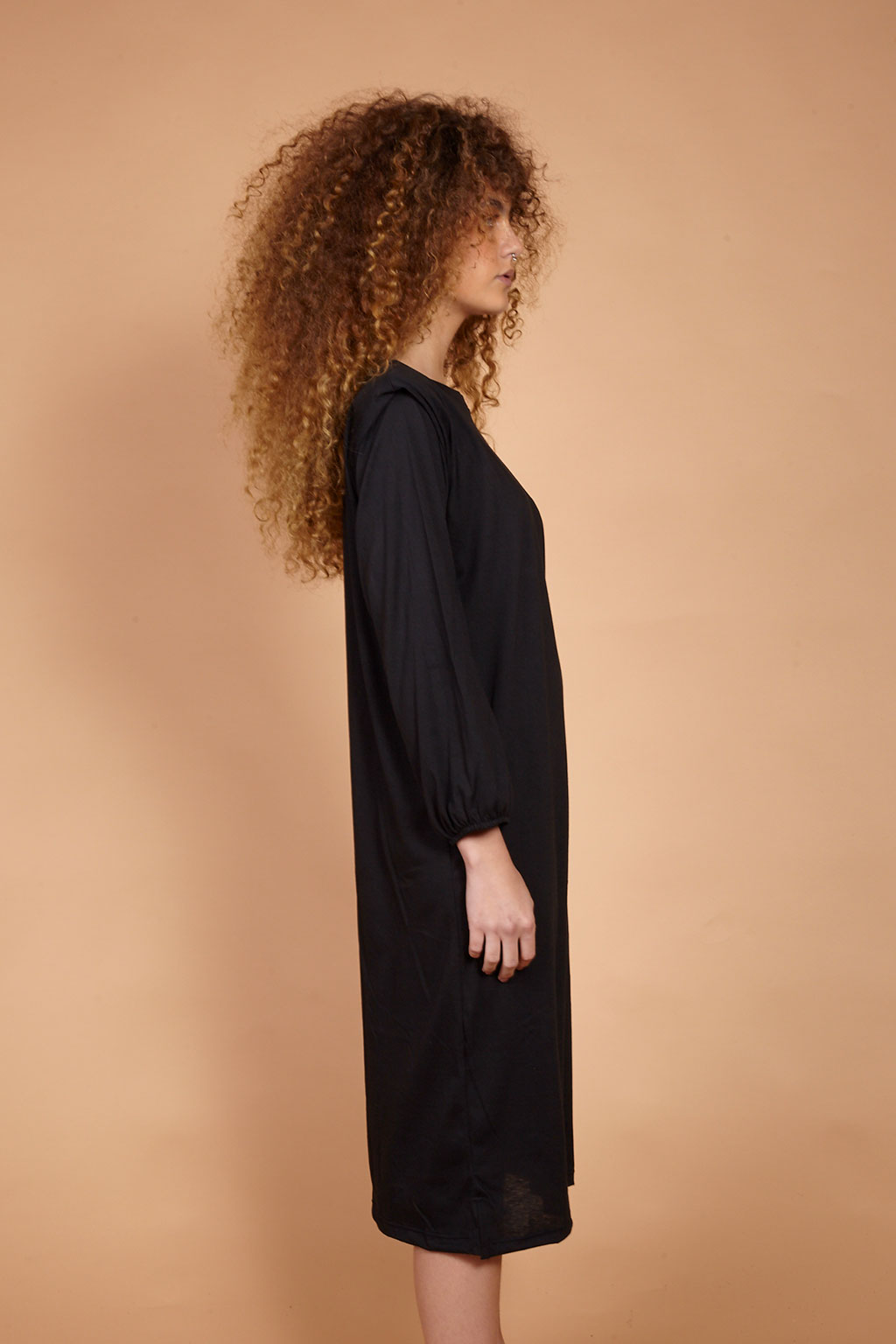Vestido AMP Ombreira de manga longa preto