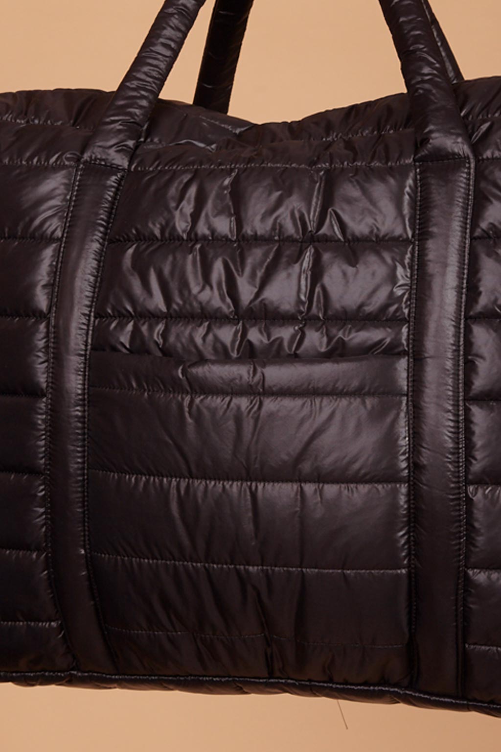 Bolsa de viagem preta em matelassê AMP