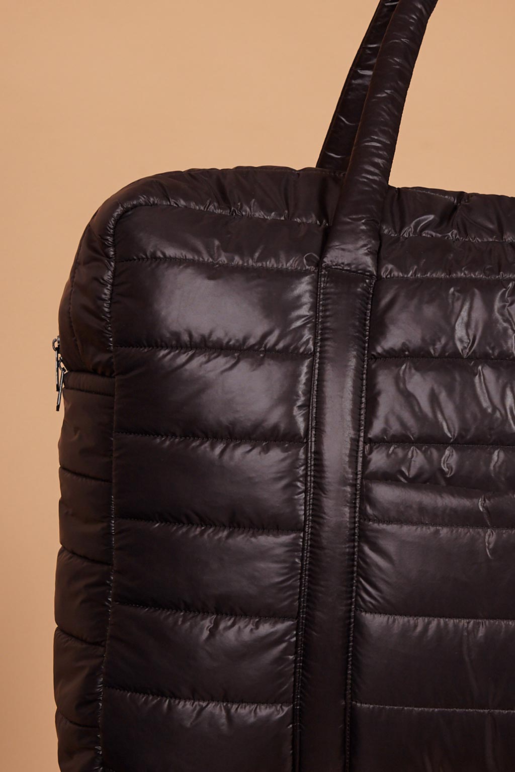 Bolsa de viagem preta em matelassê AMP