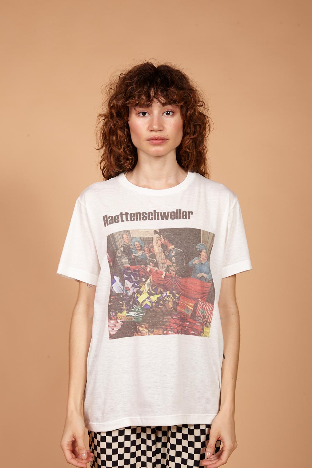 Camiseta estampada DDR Haettenschweiller em malha off-white AMP