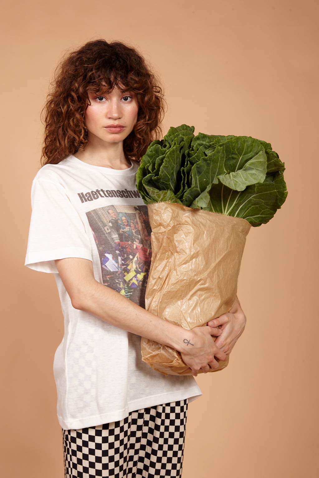 Camiseta estampada DDR Haettenschweiller em malha off-white AMP