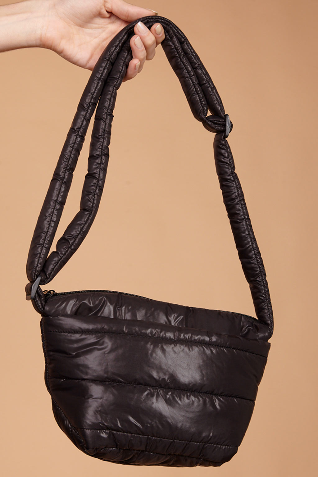 Pochete preta puffer em matelassê com acabamento cirrê AMP