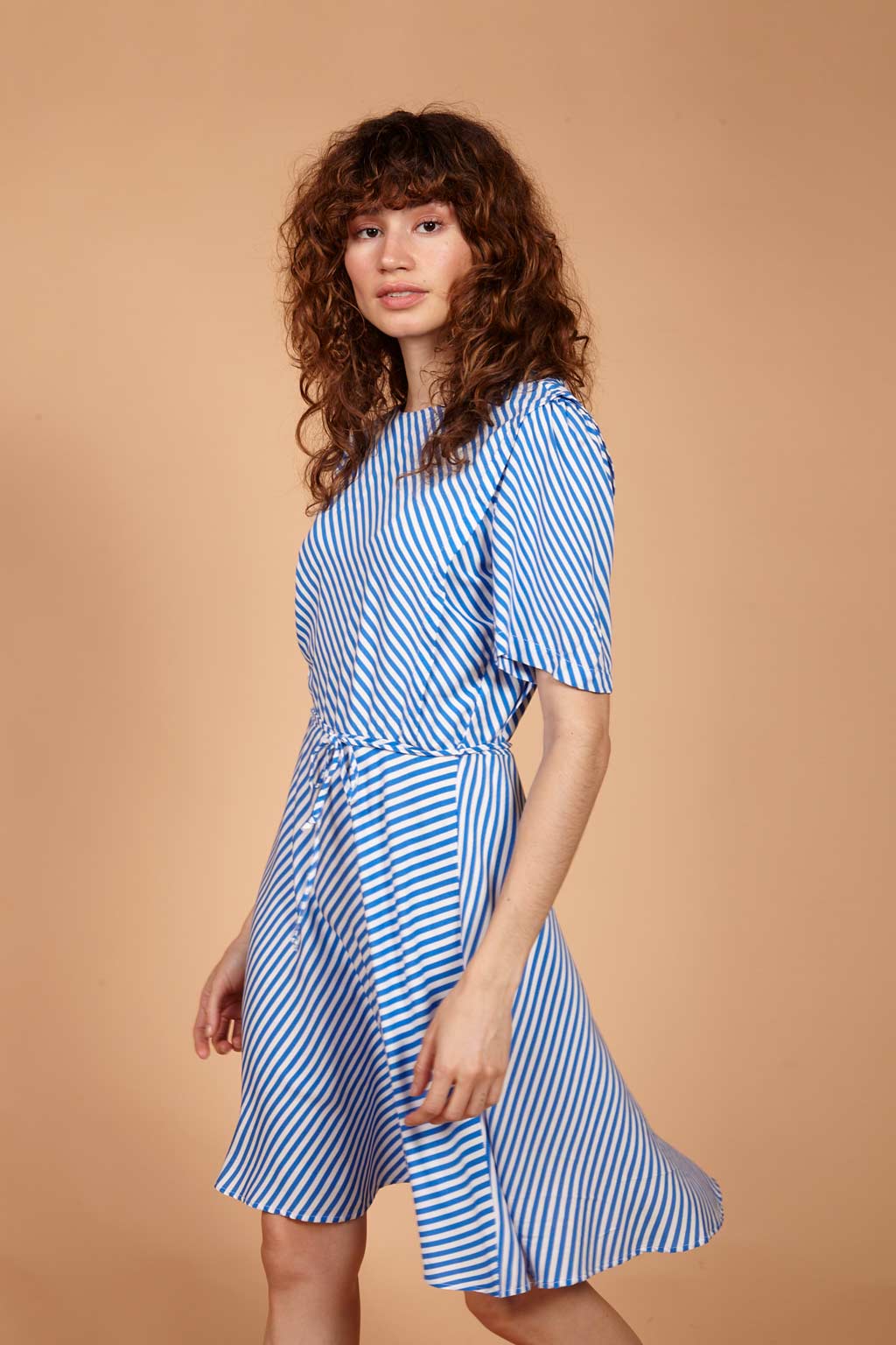 Vestido evasê listrado diagonal azul em viscose AMP