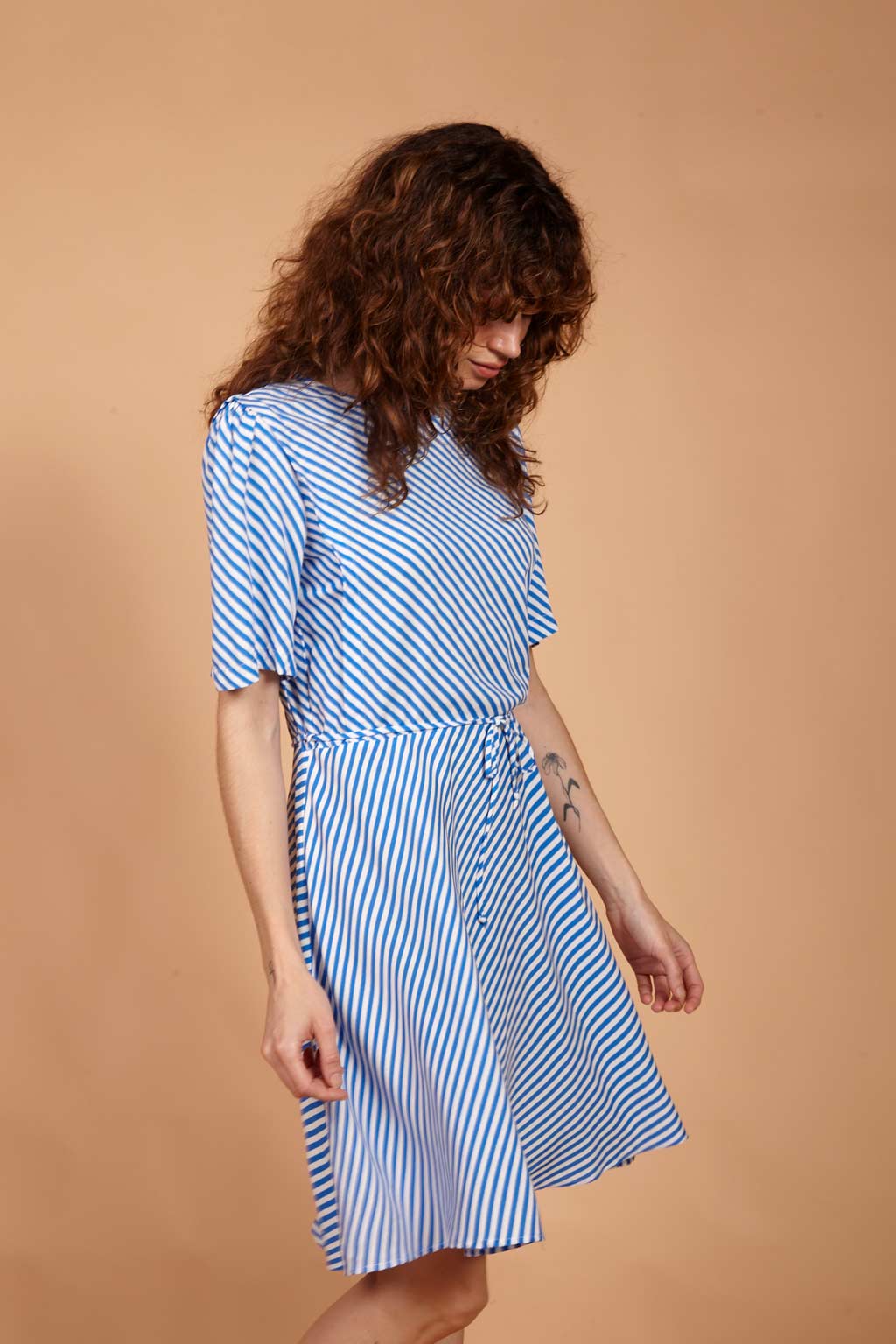 Vestido evasê listrado diagonal azul em viscose AMP