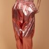Calça jogger metalizada rosé em tecido de nylon com acabamento brilhante AMP
