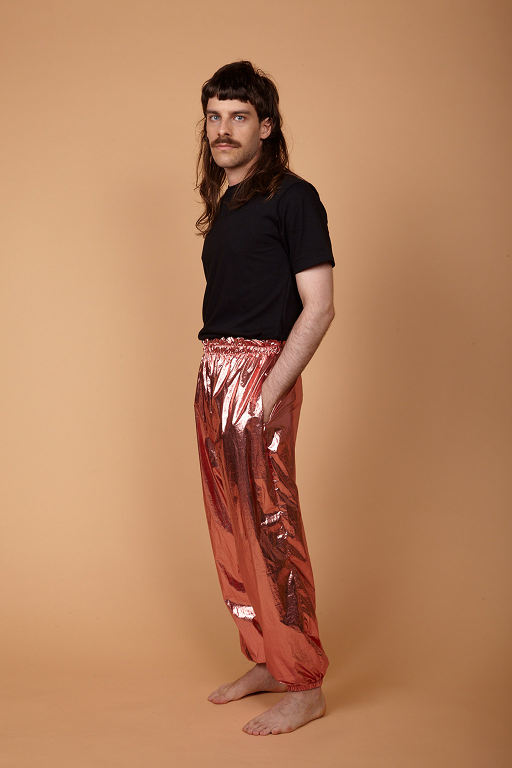 Calça jogger metalizada rosé em tecido de nylon com acabamento brilhante AMP