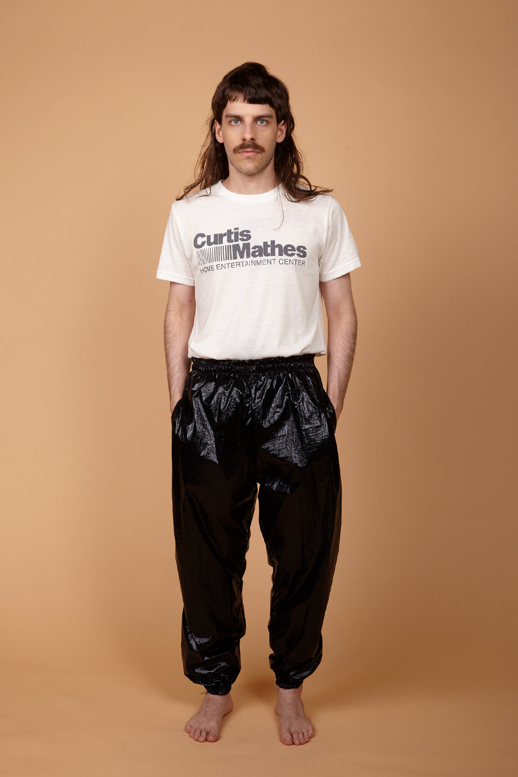 Calça jogger metalizada preta em tecido de nylon com acabamento brilhante AMP