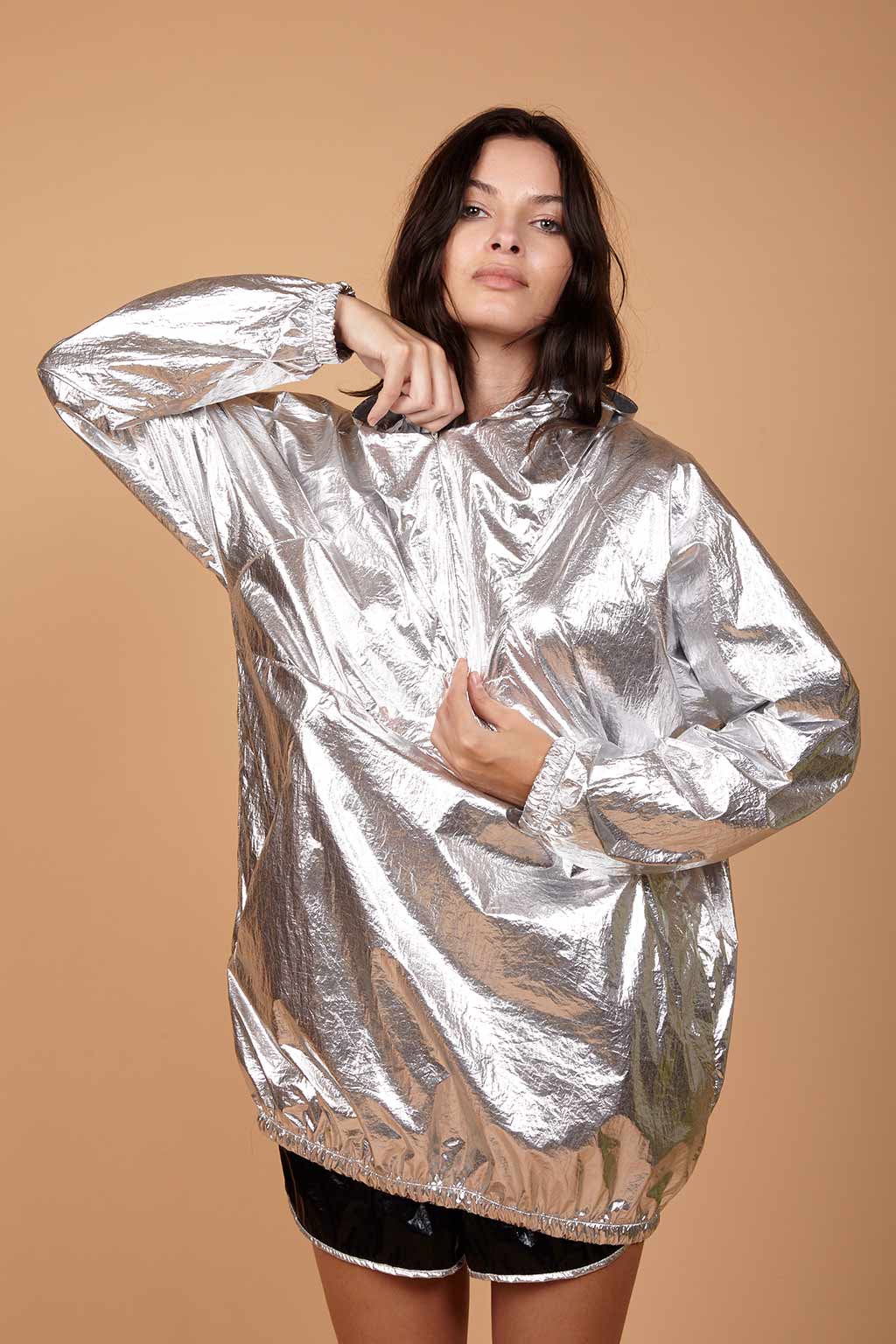 Corta vento metalizado prata em tecido de nylon com acabamento brilhante AMP
