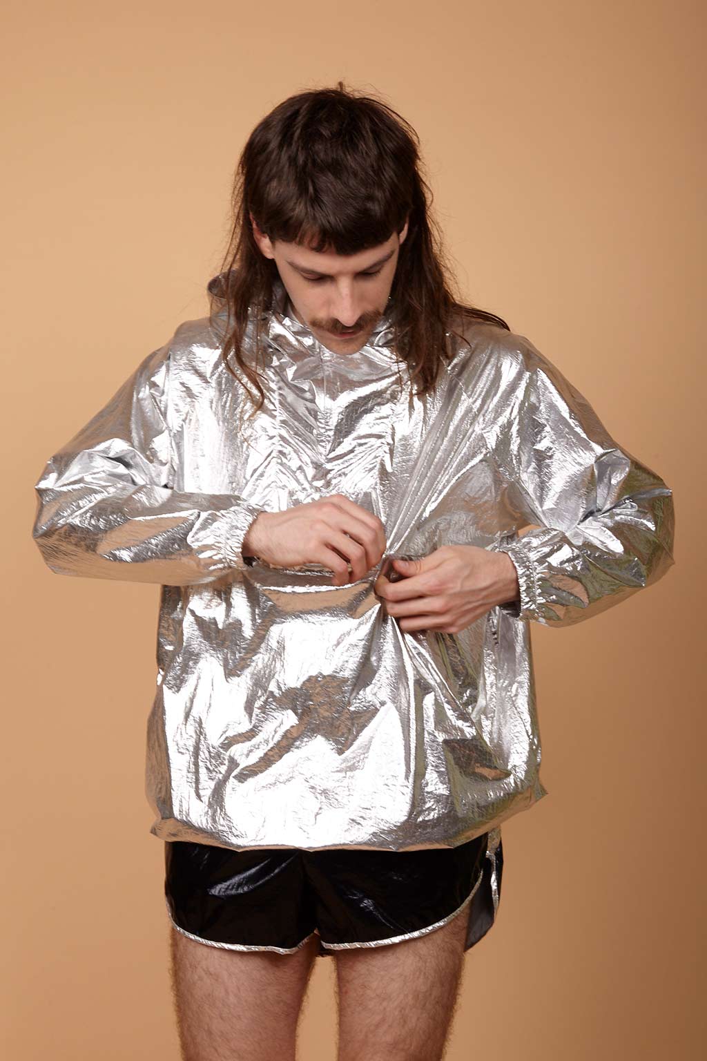 Corta vento metalizado prata em tecido de nylon com acabamento brilhante AMP