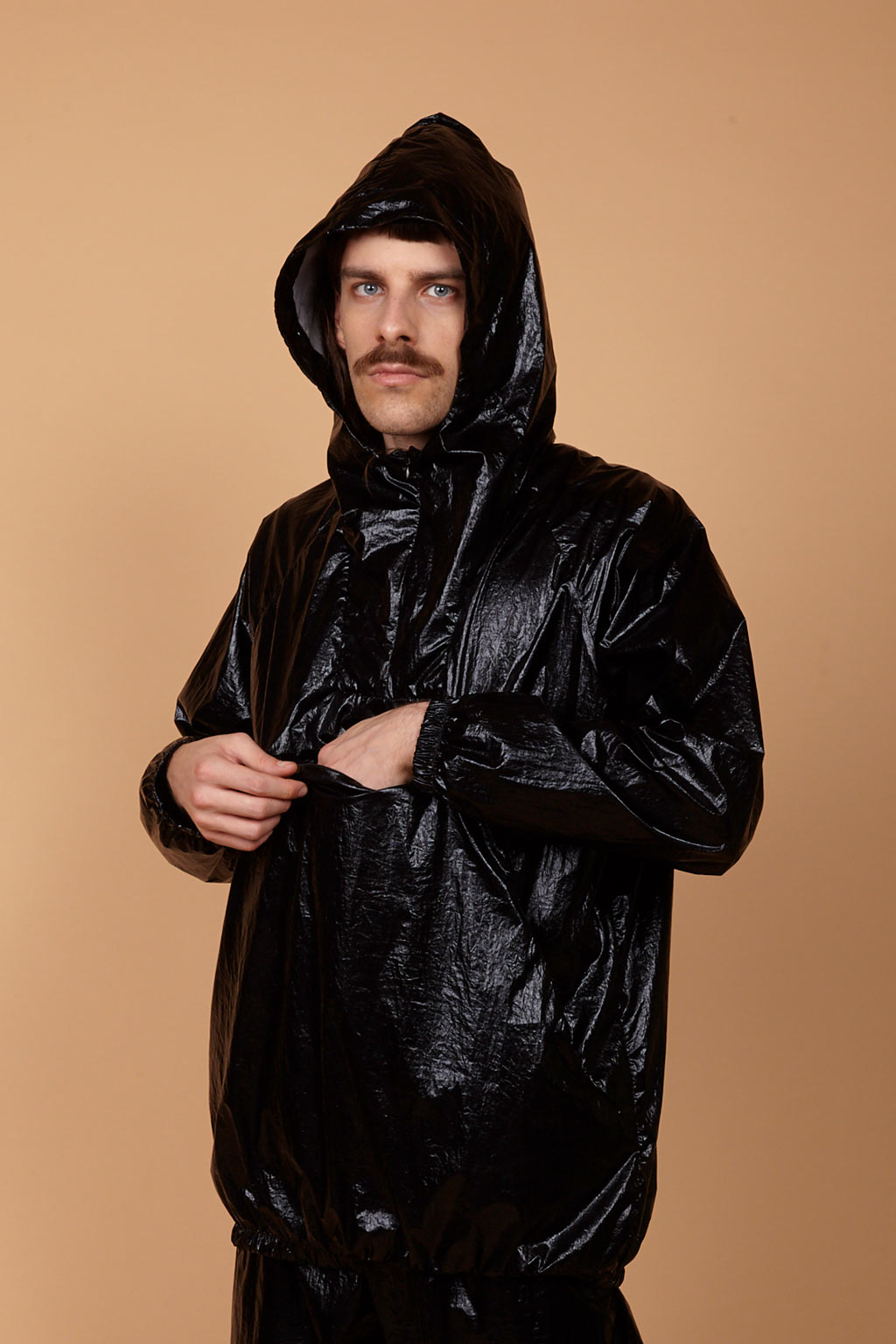 Corta vento metalizado preto em tecido de nylon com acabamento brilhante AMP
