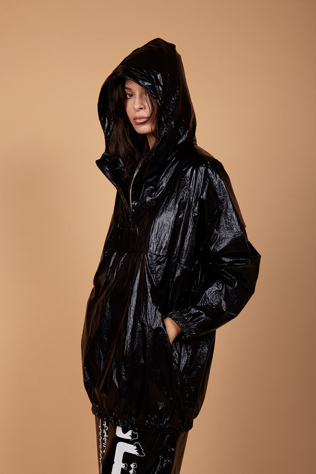 Corta vento metalizado preto em tecido de nylon com acabamento brilhante AMP