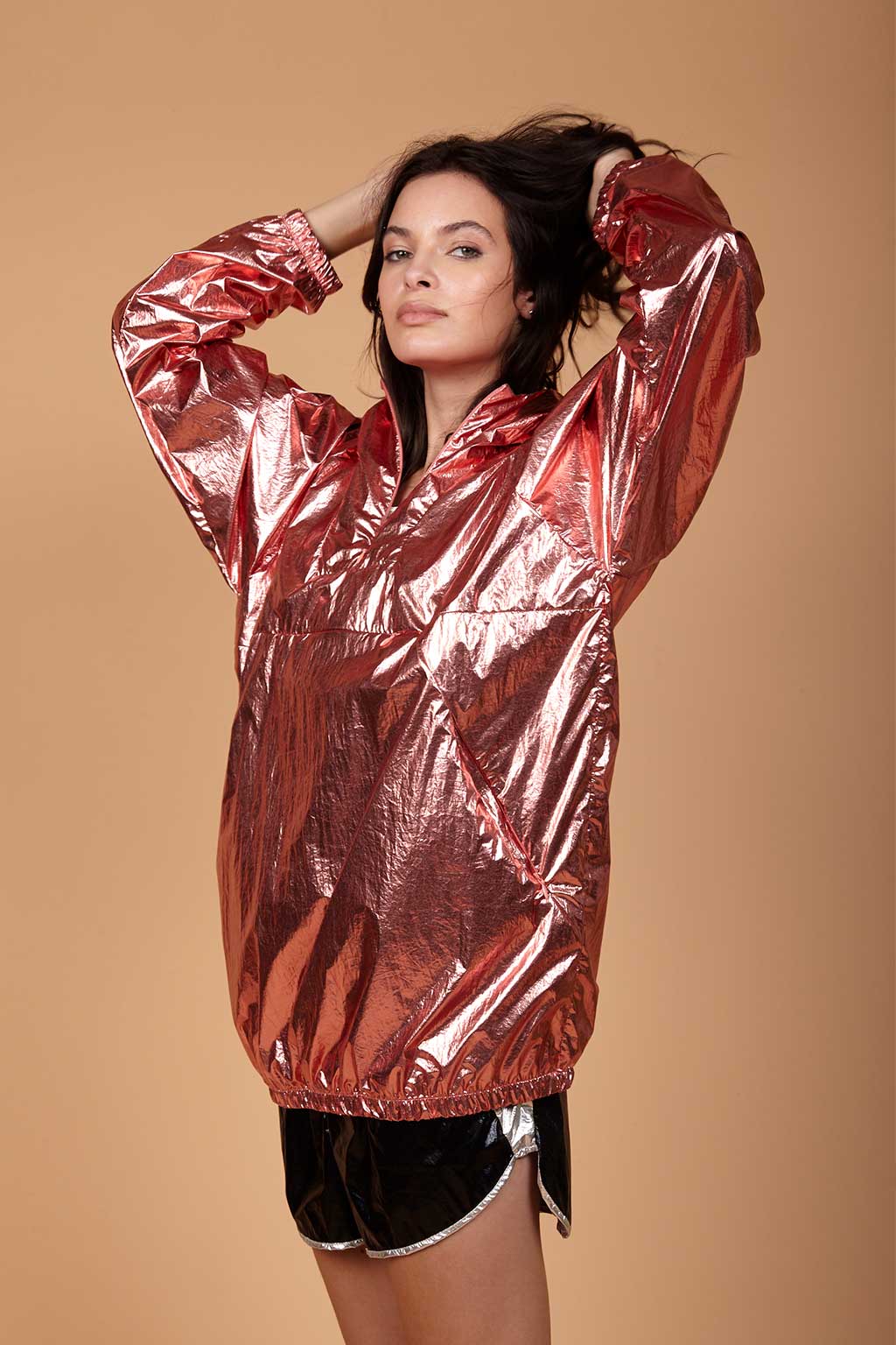 Corta vento metalizado rosé em tecido de nylon com acabamento brilhante AMP