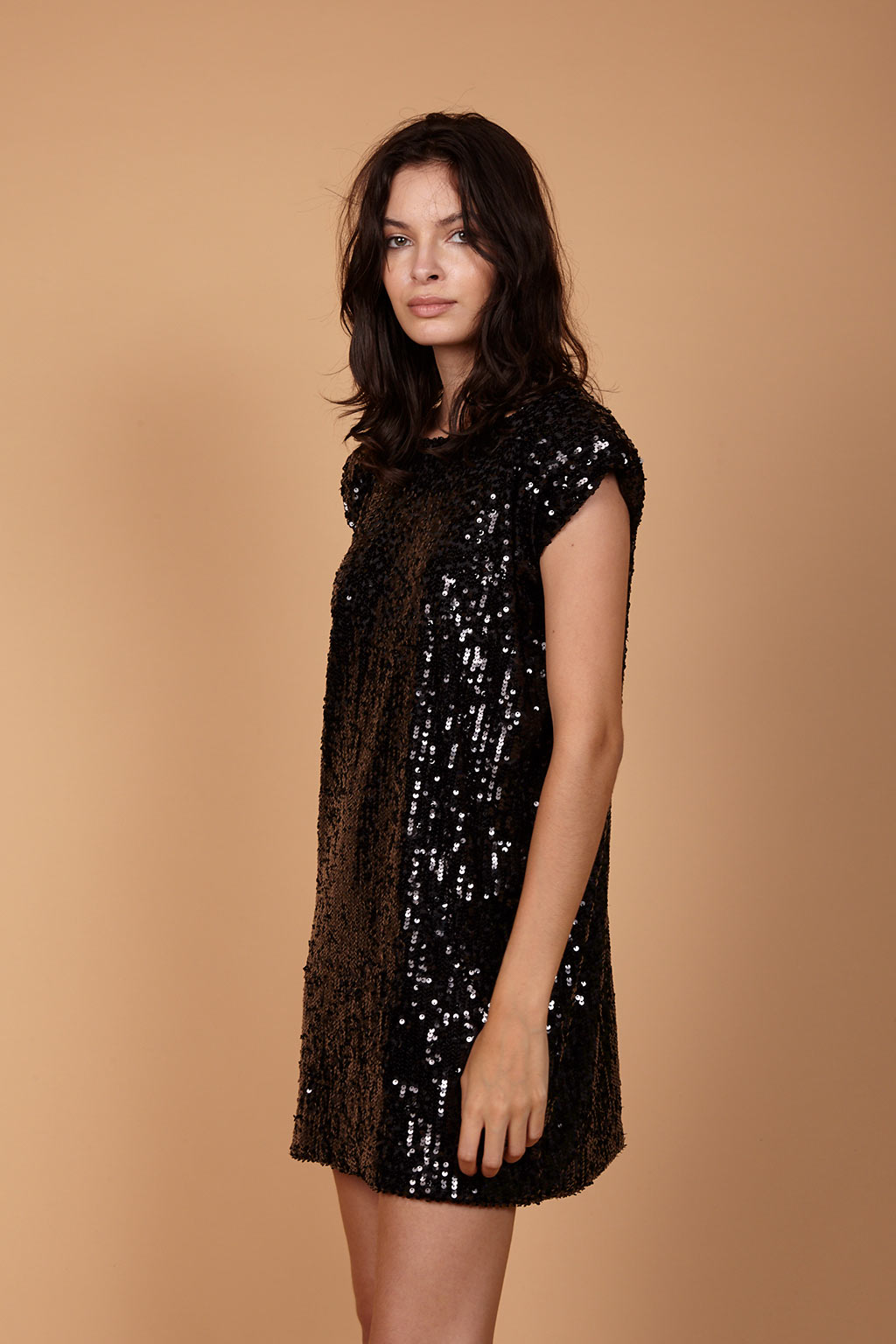 Vestido de paetê preto com ombreira AMP