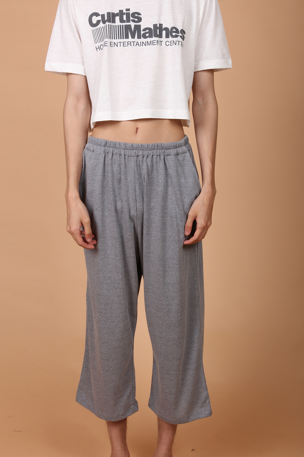 Calça pantacourt básica cinza