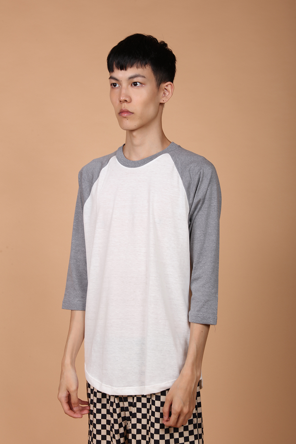 Camiseta raglan básica cinza