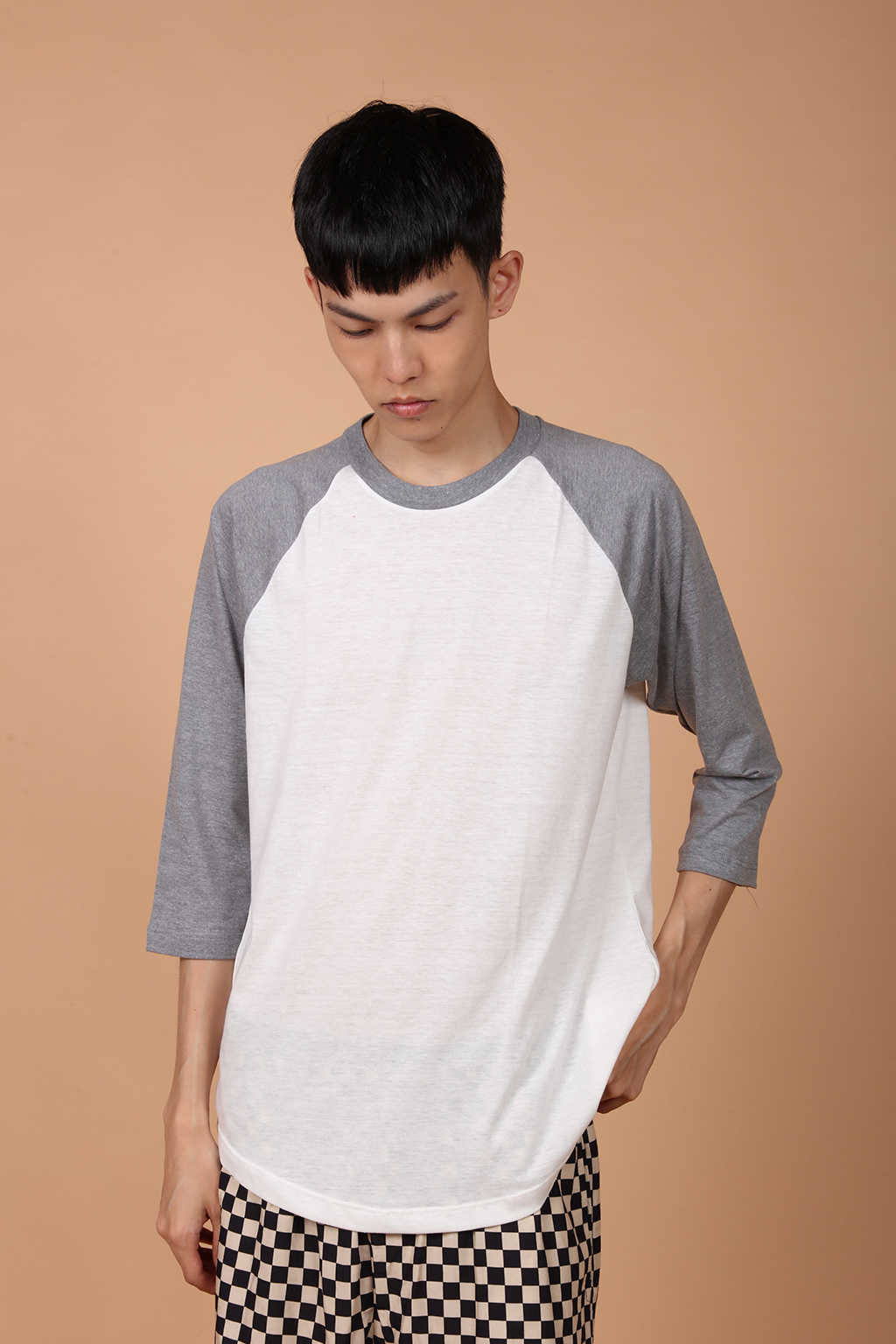 Camiseta raglan básica cinza