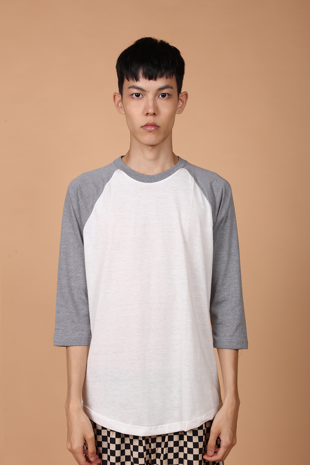 Camiseta raglan básica cinza