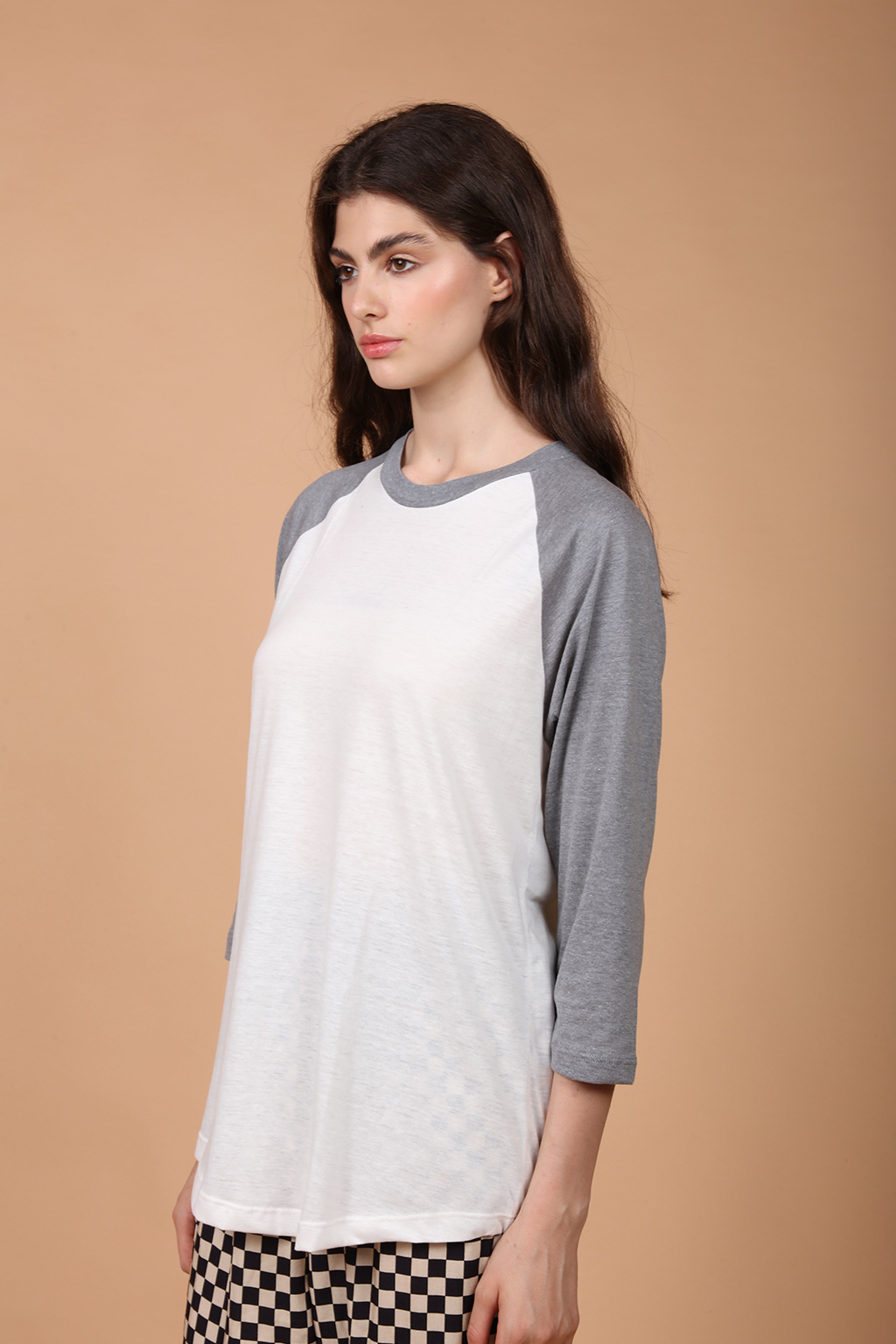 Camiseta raglan básica cinza