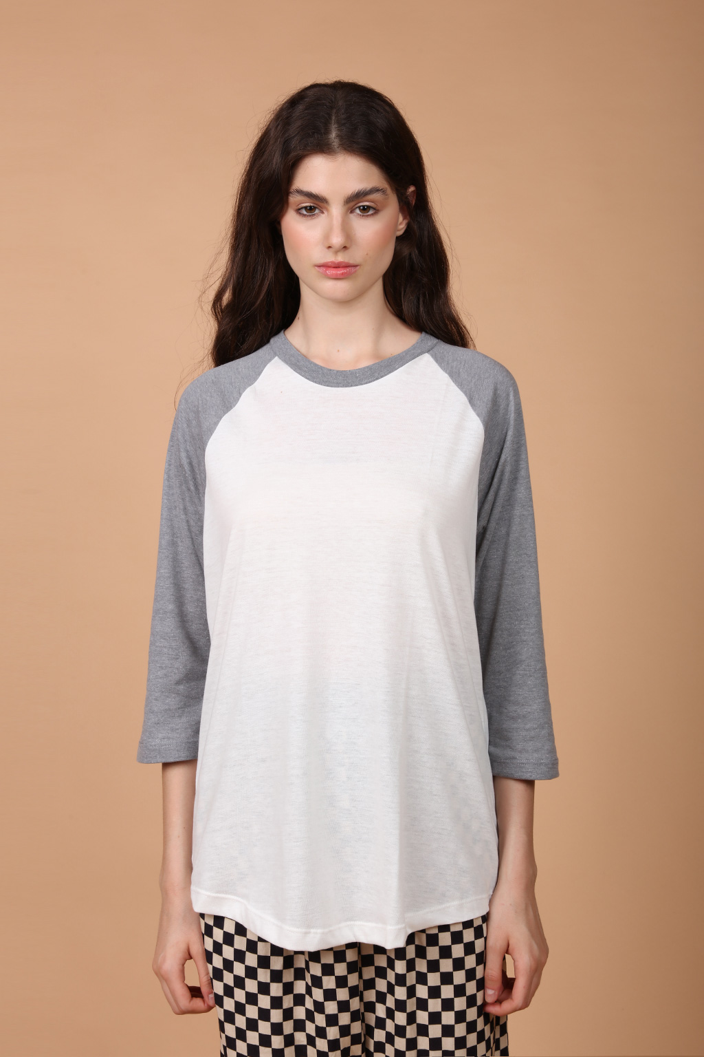 Camiseta raglan básica cinza