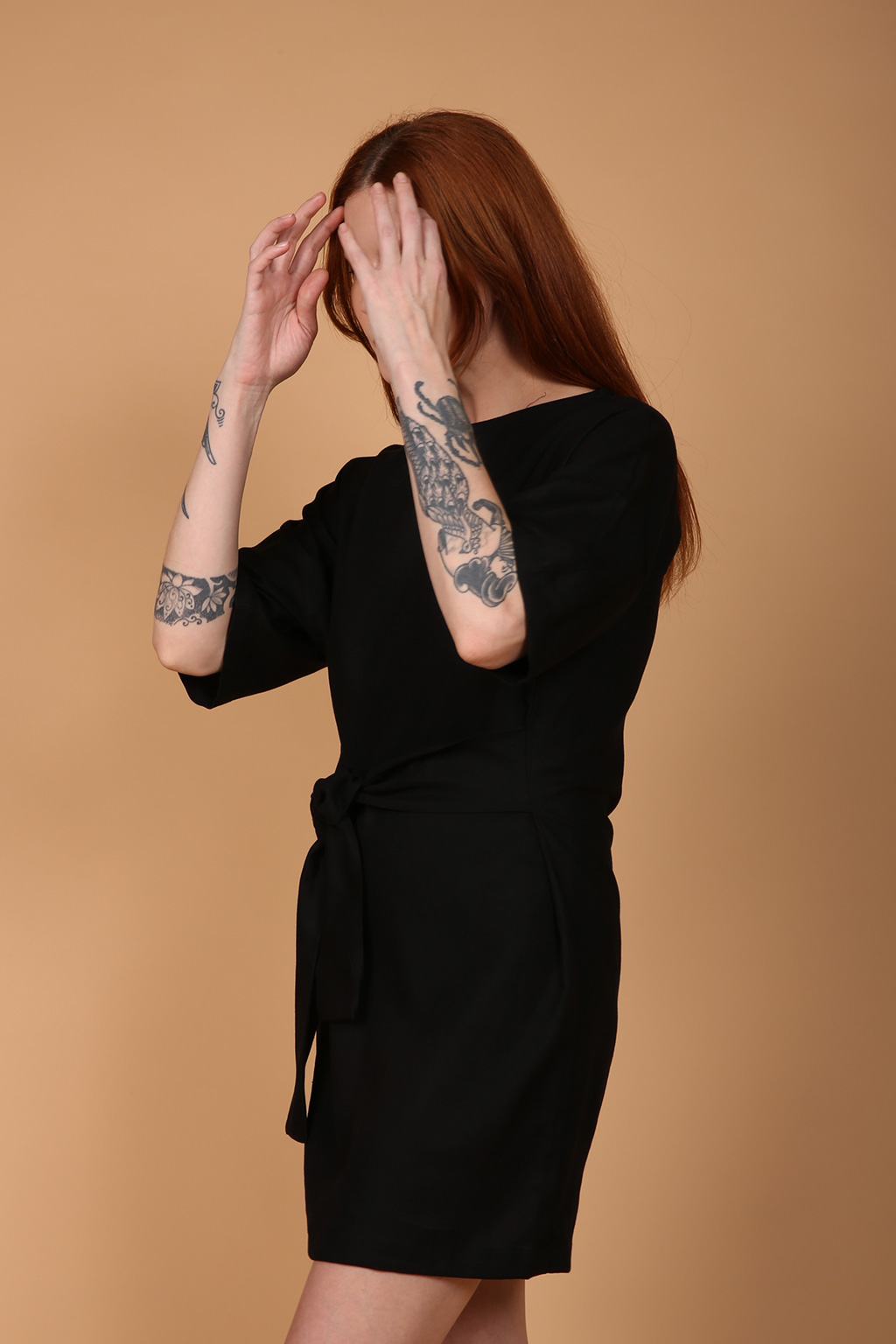 Vestido preto com laço