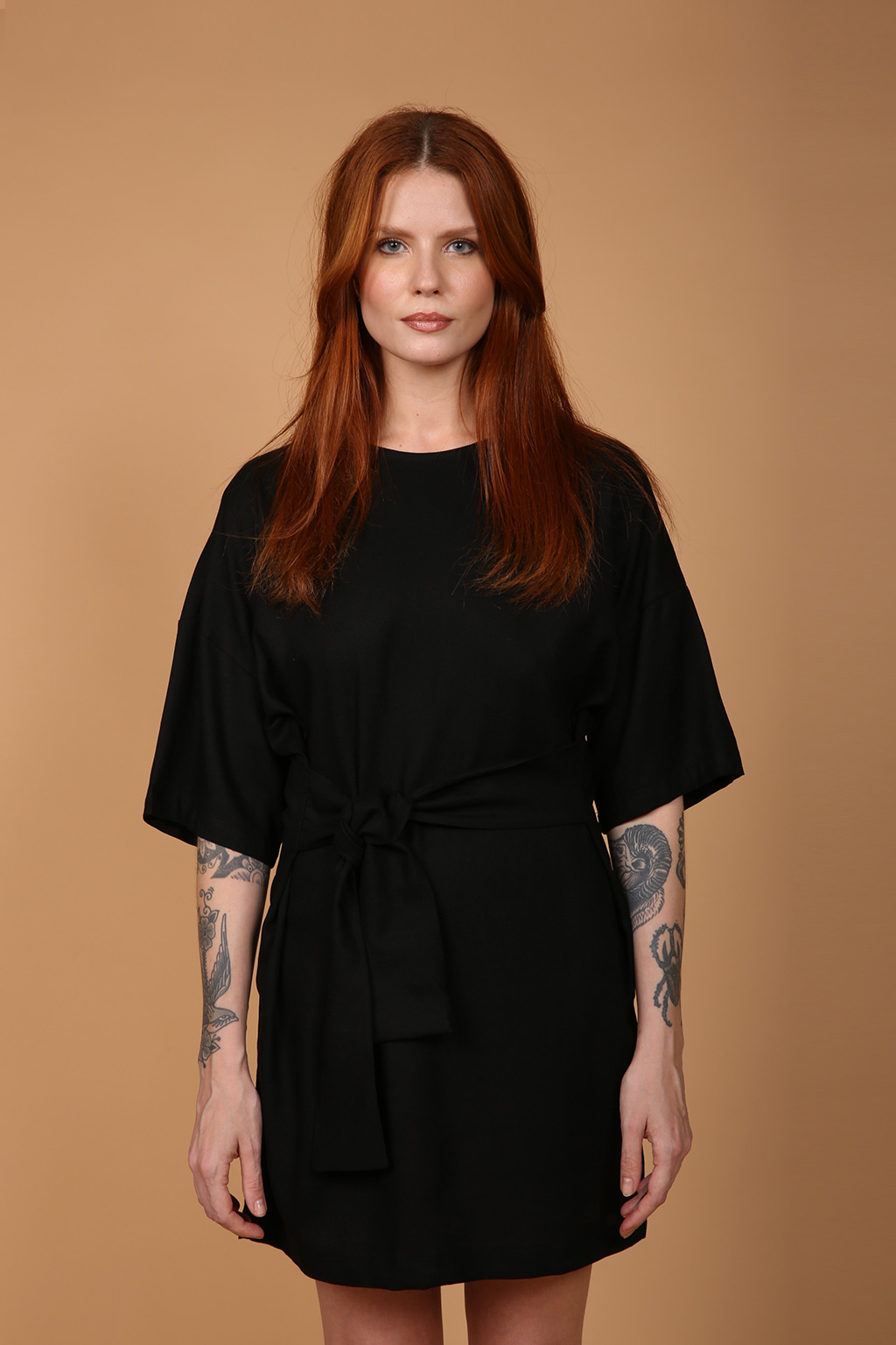 Vestido preto com laço