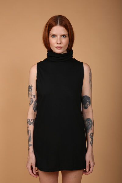 Vestido preto gola alta