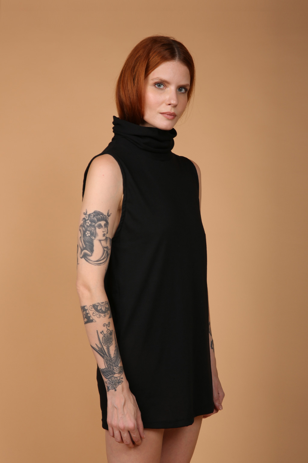 Vestido preto gola alta