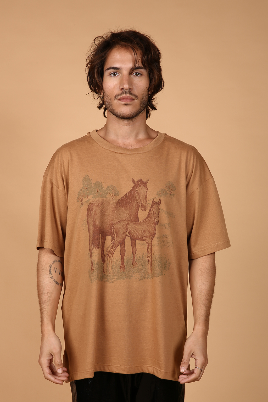 camiseta oversize bege