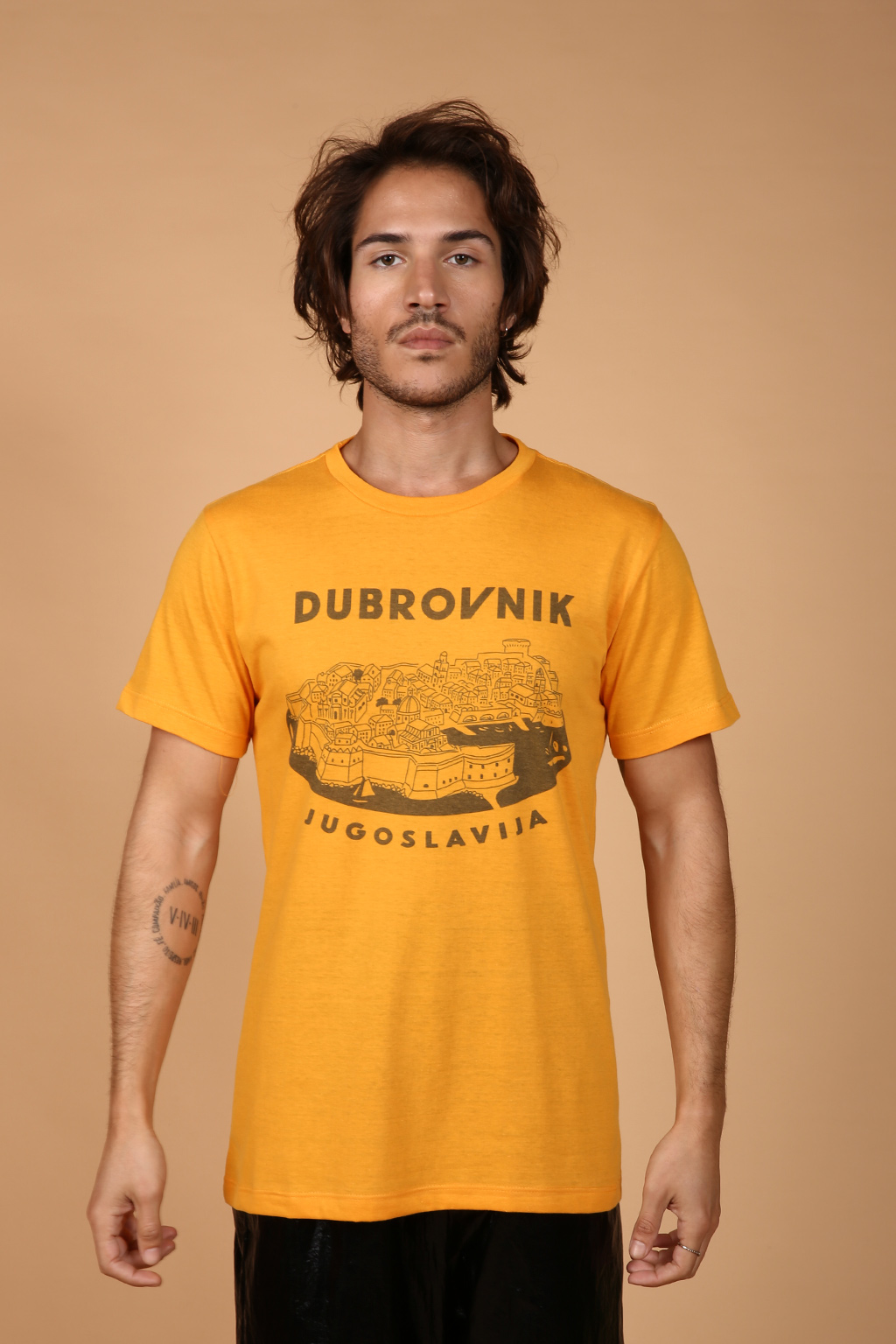 camiseta amarela 