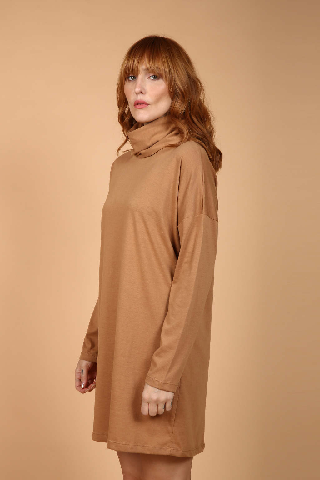 Vestido manga longa bege gola alta
