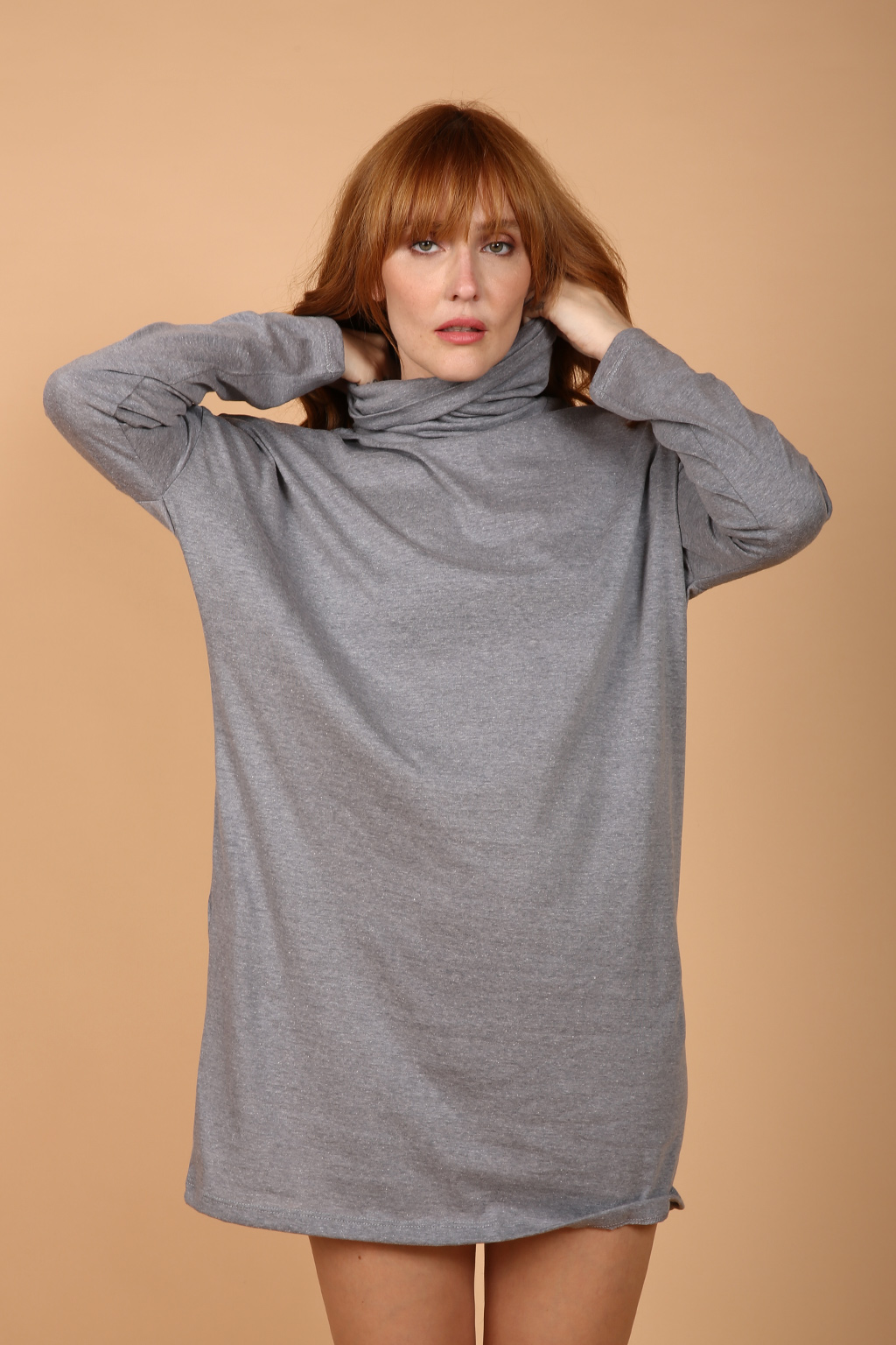 Vestido manga longa cinza gola alta