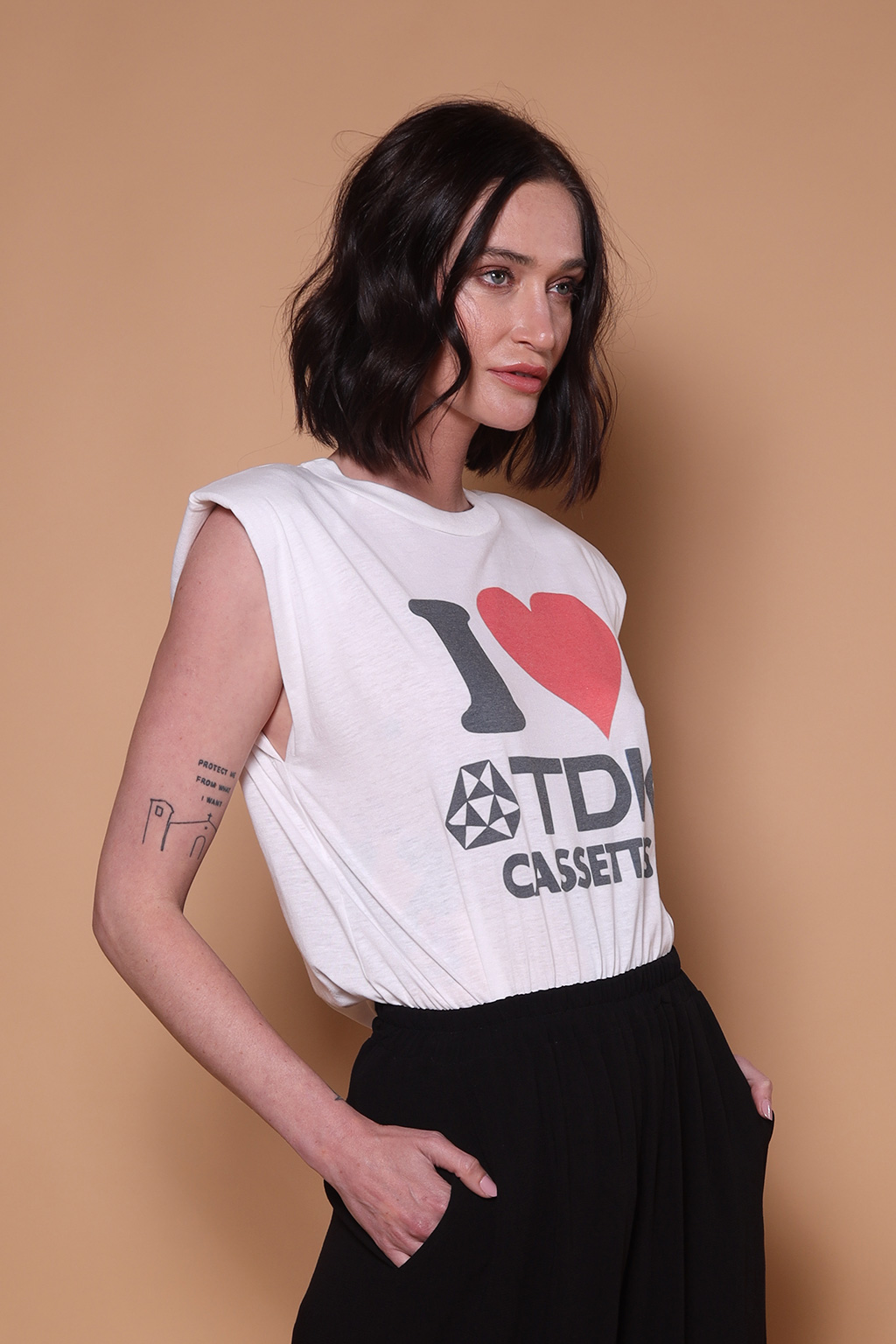 Camiseta ombreira estampada TDK