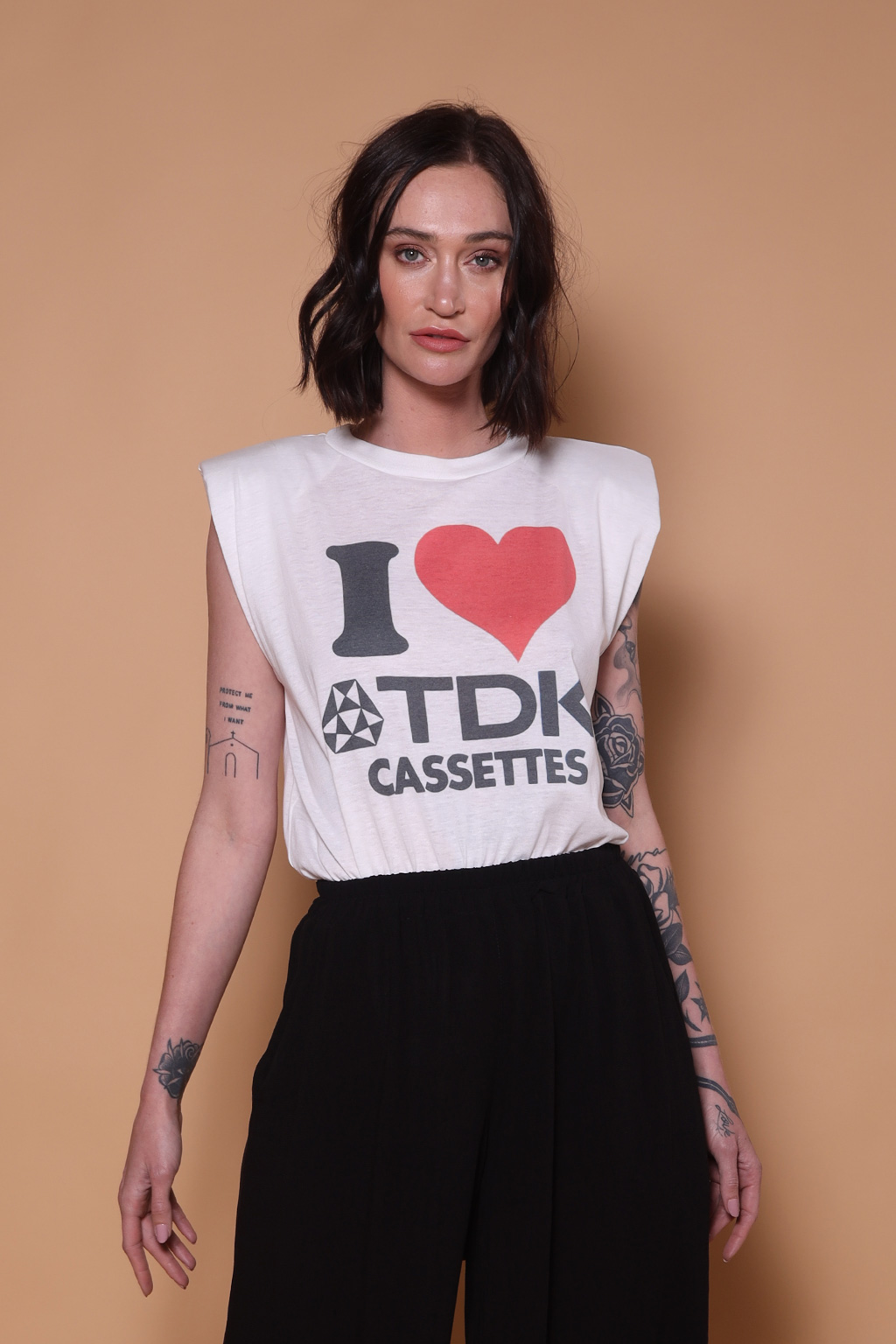 Camiseta ombreira estampada TDK