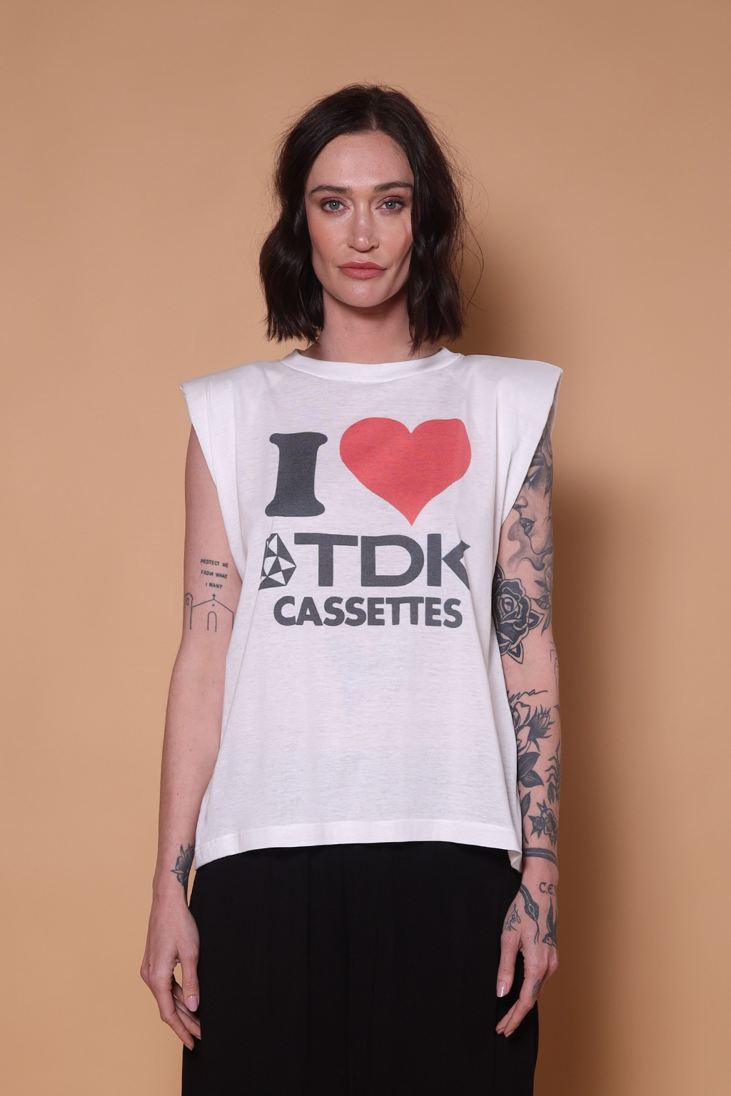 Camiseta ombreira estampada TDK
