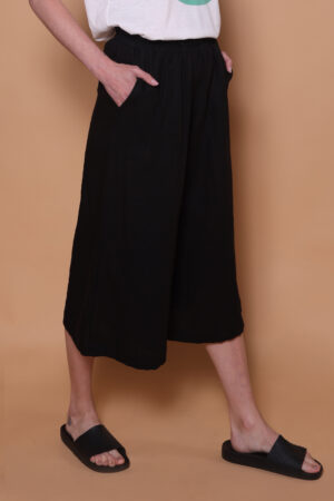 Calça pantacourt preta em linho