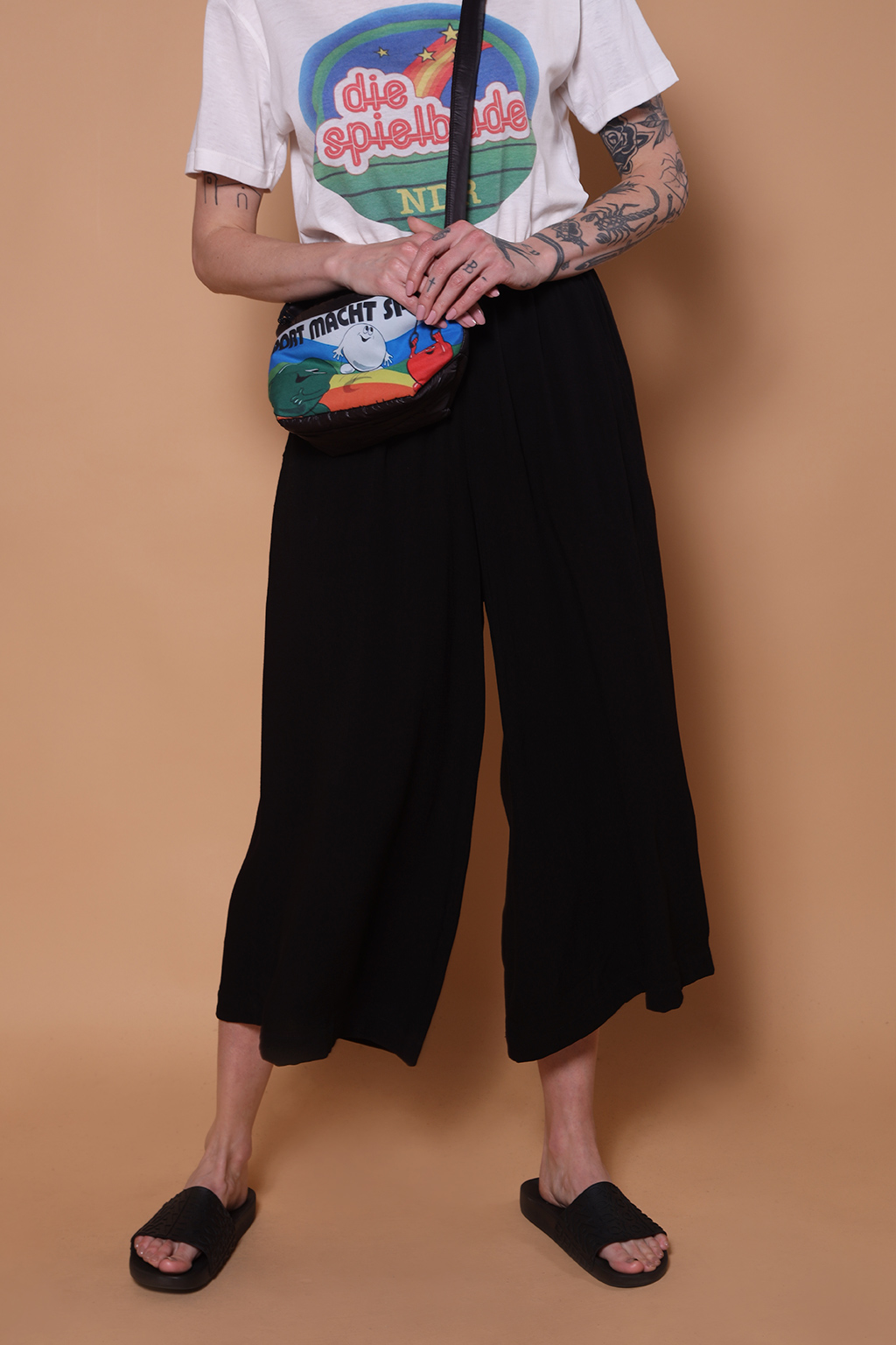 Calça pantacourt preta em viscose