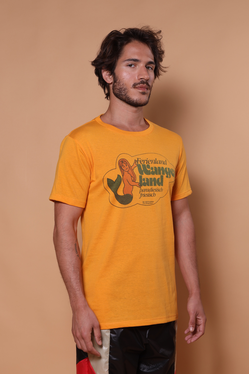 camiseta amarela