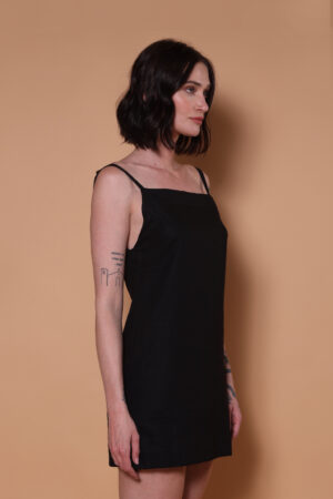 Vestido decote quadrado preto em linho