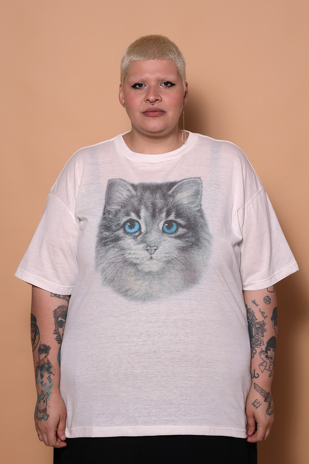 Camiseta oversize estampada Gato Olho Azul
