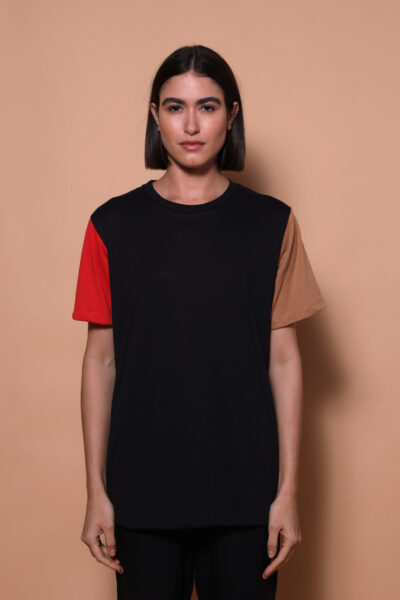 Camiseta preta mangas coloridas