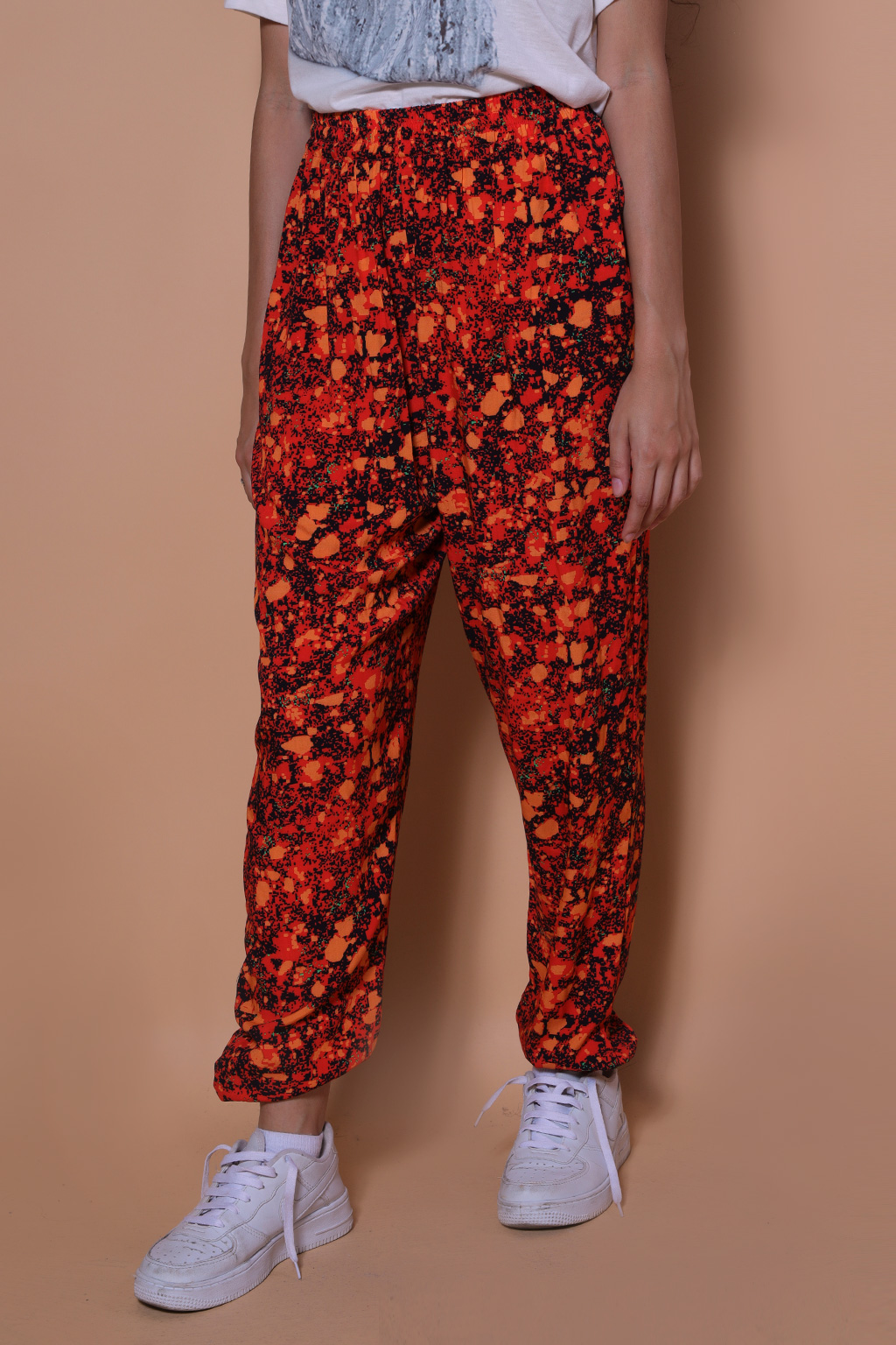 Calça jogger estampada Pedras