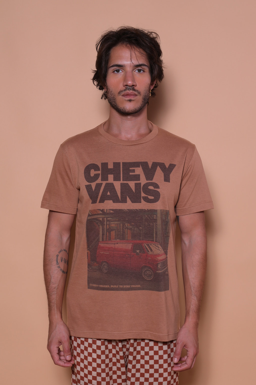 Camiseta Bege Estampada Chevy Vans AMP A Mulher Do Padre Loja On line Camiseta bege estampada chevy vans amp a mulher do padre loja on line