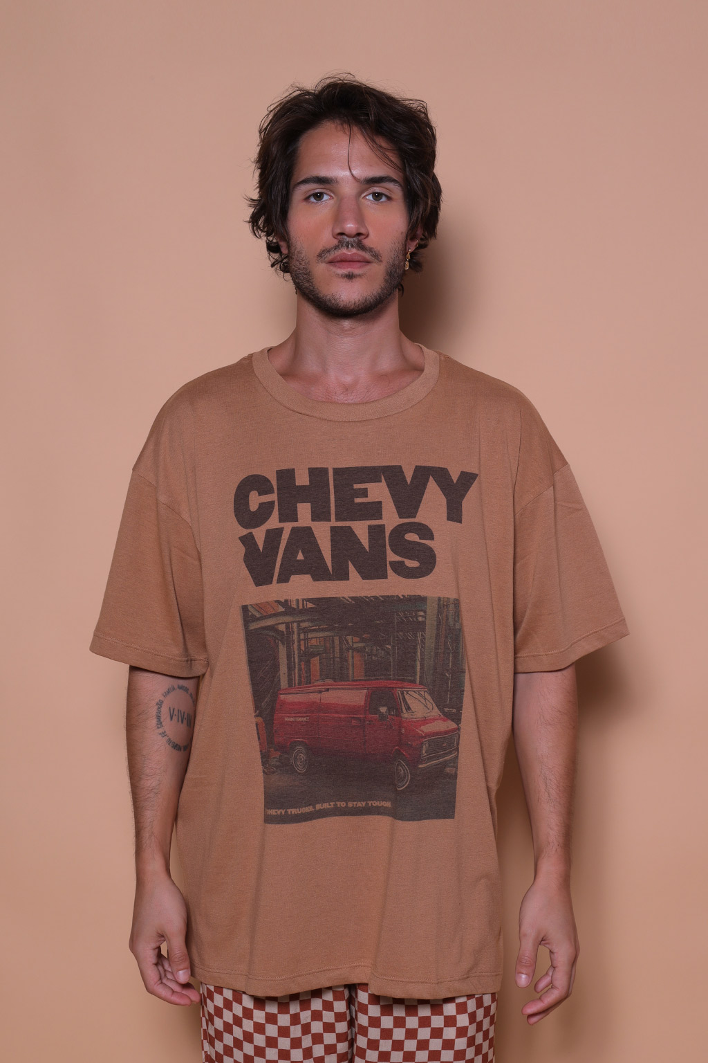Camiseta Oversize Bege Estampada Chevy Vans AMP A Mulher Do Padre Camiseta oversize bege estampada chevy vans amp a mulher do padre