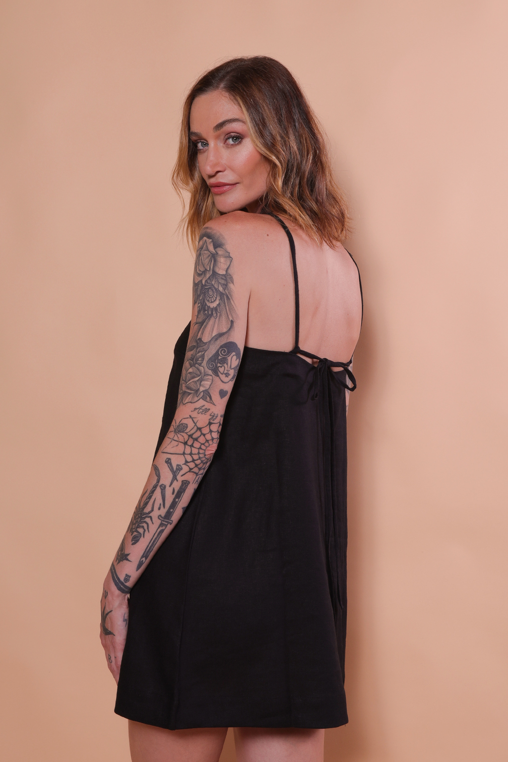 Vestido curto alça cruzada preto