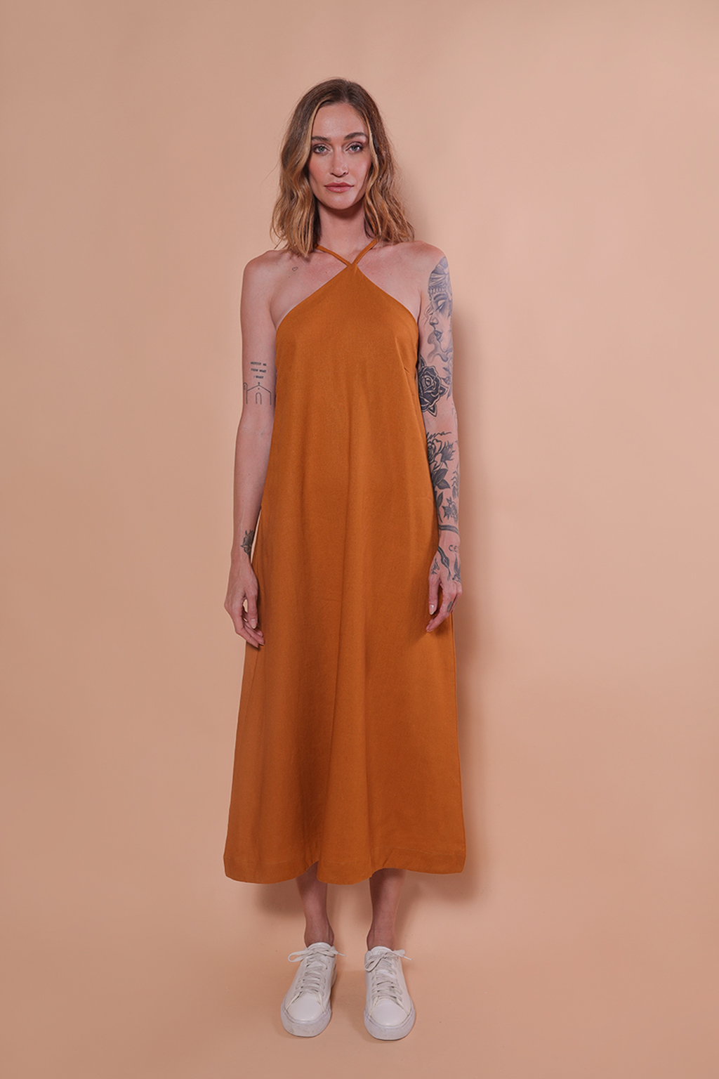 Vestido longo alça cruzada guaraná - AMP - A Mulher Do Padre Loja