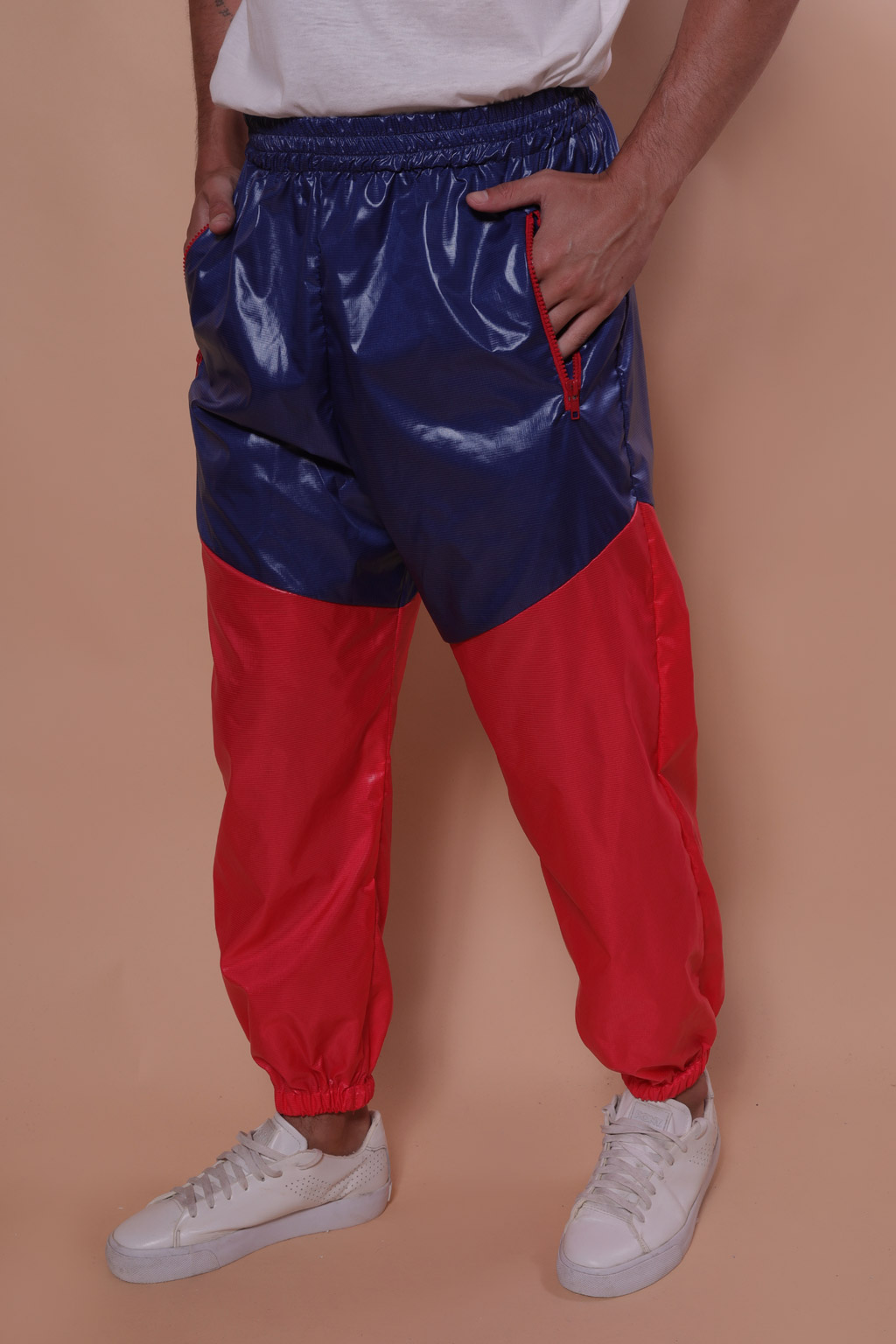 Calça nylon azul recortes vermelho